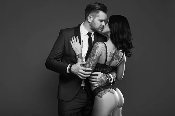 Takım elbise ve seksi kız acımasız bir adam portresi