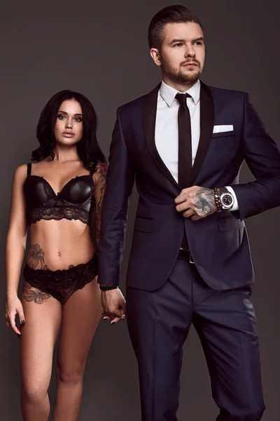 Takım elbise ve seksi kız acımasız bir adam portresi