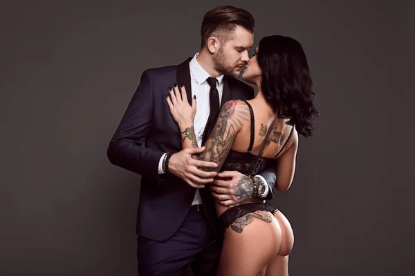 Takım elbise ve seksi kız acımasız bir adam portresi
