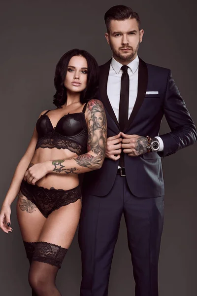 Takım elbise ve seksi kız acımasız bir adam portresi
