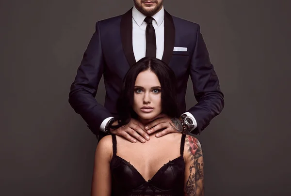 Takım elbise ve seksi kız acımasız bir adam portresi