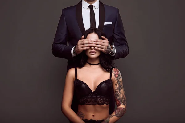 Takım elbise ve seksi kız acımasız bir adam portresi
