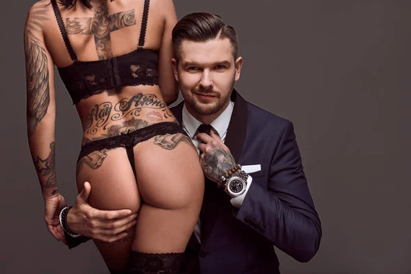 Takım elbise ve seksi kız acımasız bir adam portresi