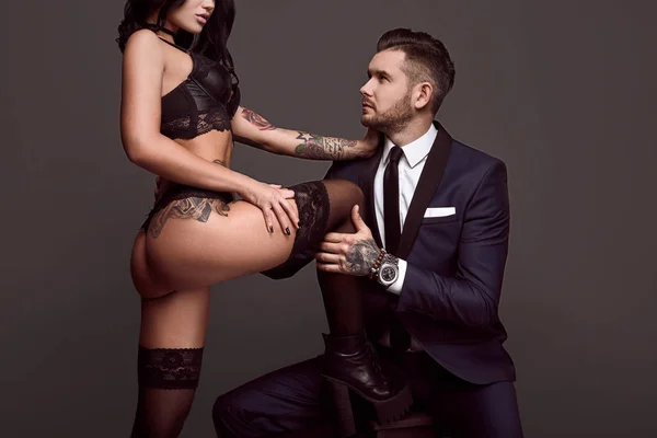 Retrato de un hombre brutal en traje y chica sexy — Foto de Stock