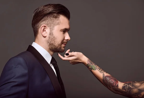 Takım elbiseli şık acımasız adam portresi