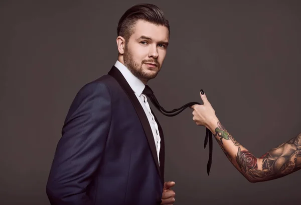 Takım elbiseli şık acımasız adam portresi