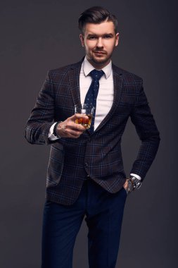 Pahalı bir takım elbise içinde zarif acımasız adam portresi