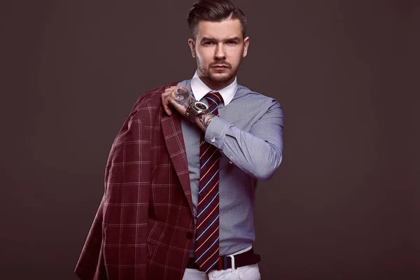 Yün elbiseli şık acımasız adam portresi