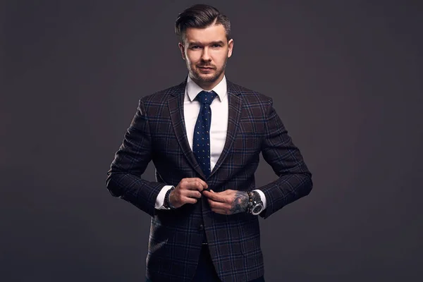 Yün elbiseli şık acımasız adam portresi