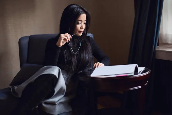 Retrato de elegante hermosa mujer de negocios en la recepción — Foto de Stock