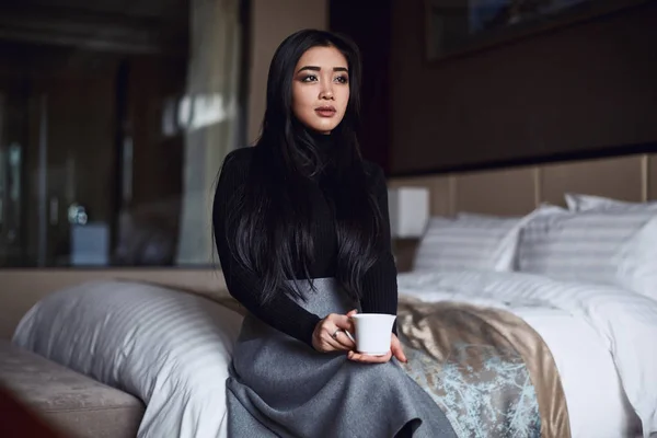 Retrato de mulher de negócios bonita elegante no quarto de hotel — Fotografia de Stock