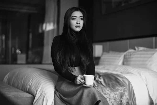 Retrato de elegante hermosa mujer de negocios en la habitación de hotel — Foto de Stock