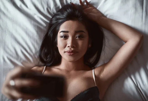 Porträtt av en vacker sensuell asiatisk kvinna med telefon — Stockfoto