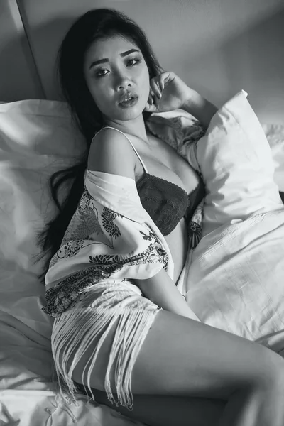 Retrato de uma bela mulher asiática sensual em roupa interior — Fotografia de Stock