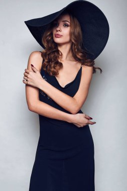 Siyah elbise ve şapka zarif güzel kadın