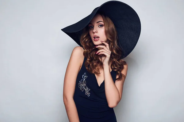 Elegáns gyönyörű nő, a fekete ruha és kalap — Stock Fotó