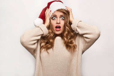 güzel pozitif sarışın bir kazak ve şenlikli kap içinde