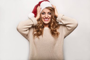 güzel pozitif sarışın bir kazak ve şenlikli kap içinde