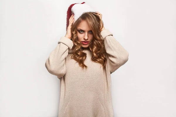 Bella bionda positiva in un maglione e cappello festivo — Foto Stock