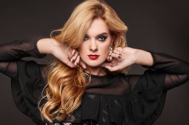 Şık elbiseli güzel zarif kadın portresi