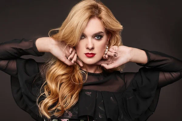 Şık elbiseli güzel zarif kadın portresi