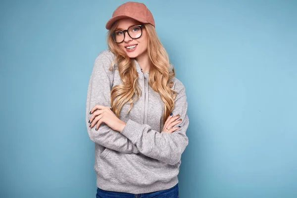 Söt positiva blond kvinna i en rosa keps — Stockfoto