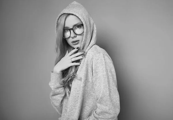 회색 까마귀와 안경에 귀여운 긍정적인 금발 여자 — 스톡 사진