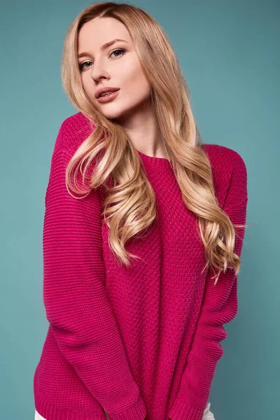 Όμορφη χαριτωμένο ξανθιά γυναίκα στο μοβ πουλόβερ — Φωτογραφία Αρχείου
