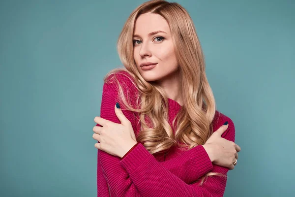Piękny słodkie blond kobieta w fioletowy sweter — Zdjęcie stockowe