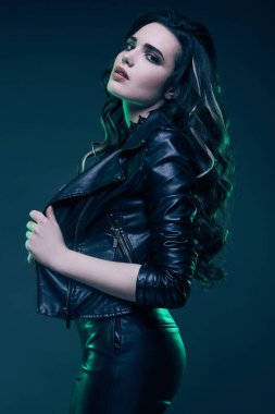 Deri ceketli uzun saçlı genç seksi kız