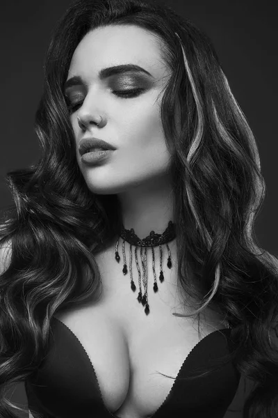 Portret van jonge sexy gothic meisje met lang haar — Stockfoto