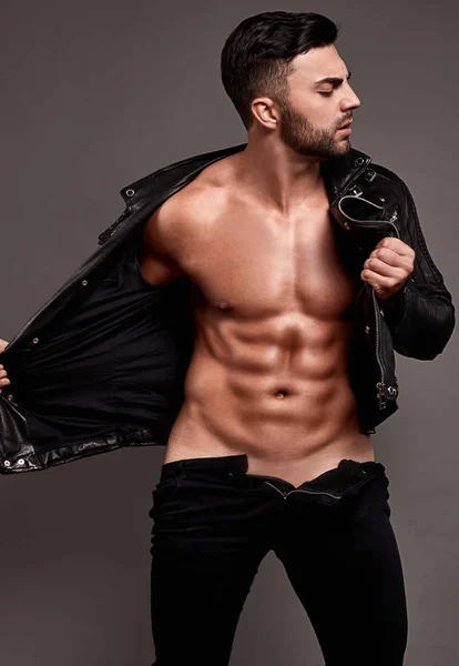 Musculoso hombre guapo brutal en chaqueta de cuero — Foto de Stock