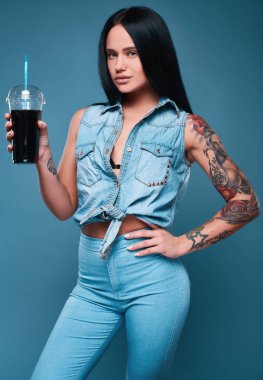 Soda ile güzel çekici dövme kız