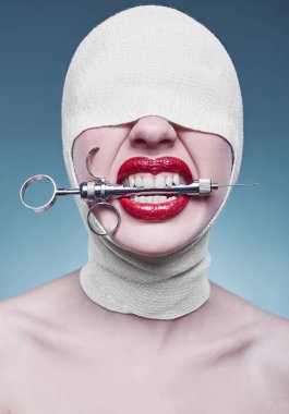 Genç Moda kadın bandajlı baş ve enjektör ile