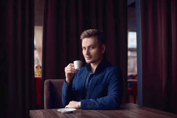 Elegáns jóképű férfi csésze kávé — Stock Fotó