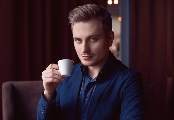 Elegante hombre guapo con taza de café —  Fotos de Stock