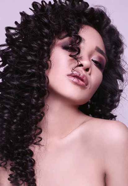 Kıvırcık saç stili ile şehvetli güzel Asyalı kız — Stok fotoğraf