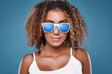 Cazibe yağma siyah hipster kadın modeli kıvırcık saçlı