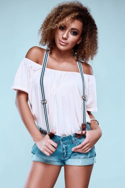 Kıvırcık saçlı Glamour zarif siyah hippi kadın modeli