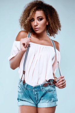 Kıvırcık saçlı Glamour zarif siyah hippi kadın modeli