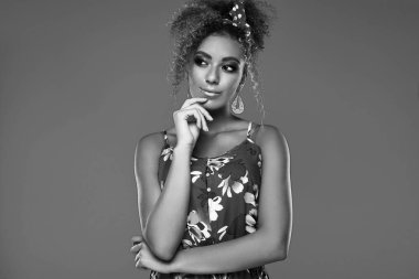 Kırmızı elbiseli kıvırcık saçlı zarif siyah kadın modeli