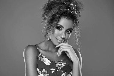 Kırmızı elbiseli kıvırcık saçlı zarif siyah kadın modeli