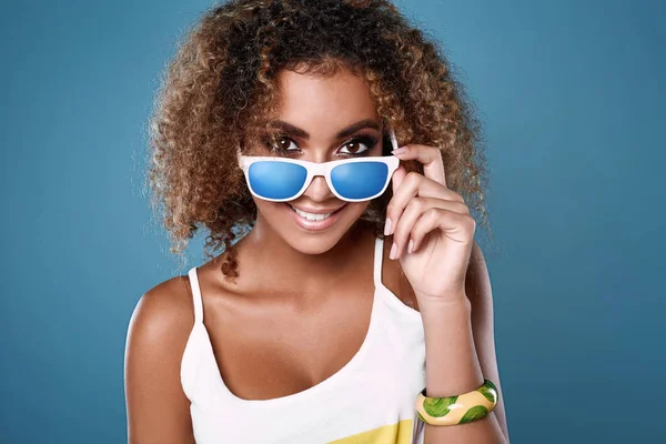 Glamourmodell swag svarta hipster kvinna med lockigt hår — Stockfoto