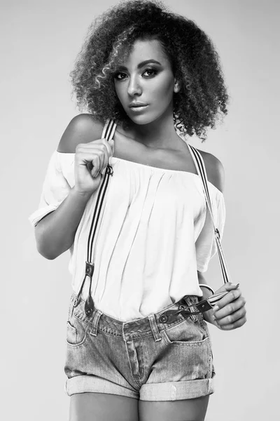 Elegáns fekete hippi nő modell göndör haja — Stock Fotó