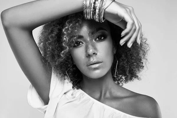 Kouzlo elegantní černé hippie žena model s kudrnatými vlasy — Stock fotografie