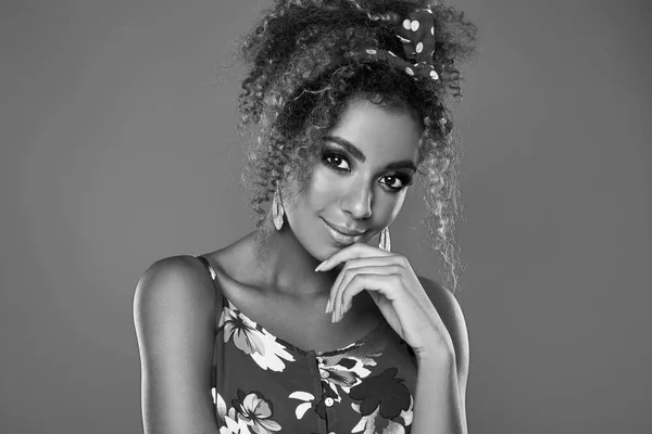 Modelo elegante mulher preta com cabelo encaracolado em vestido vermelho — Fotografia de Stock