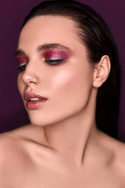 Parlak makyaj ile esmer kadın güzel moda