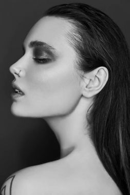 Parlak makyaj ile esmer kadın güzel moda