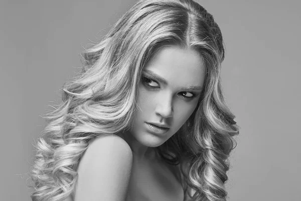 Sinnlicher Glamour Frau Modell mit frischem Make-up — Stockfoto
