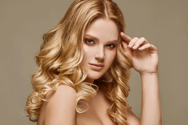Sensuele glamour vrouw model met verse make-up — Stockfoto
